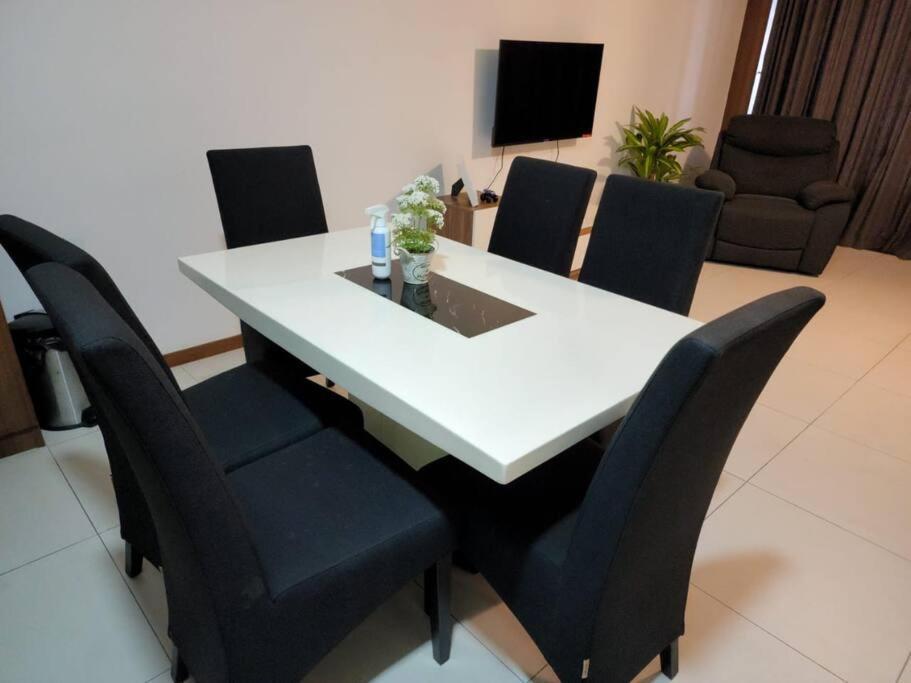 Deluxe Seaview Suite Twin Bed By The Only Bnb Tanjung Tokong Exterior foto